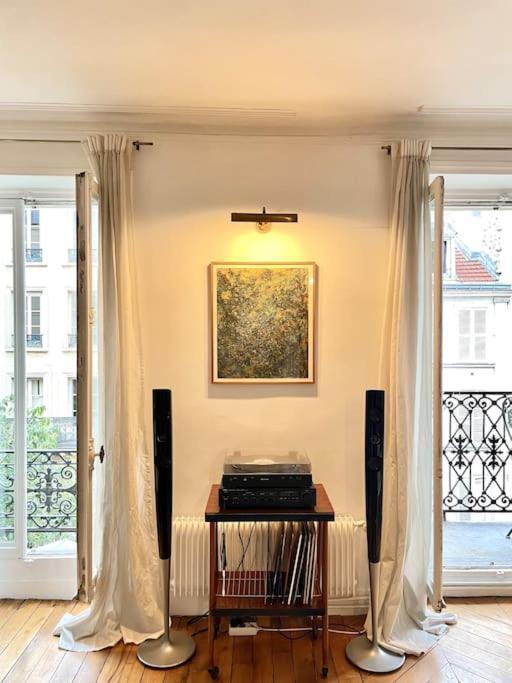 Parishome! Double Balcony, Art & Designer Touches *